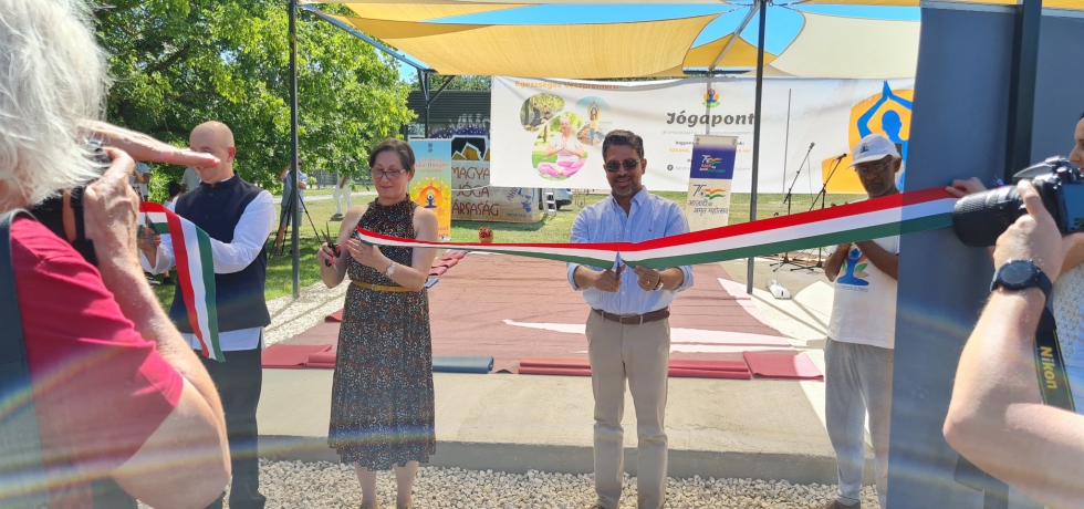 Ambassador Partha Satpathy jointly cutting the ribbon to inaugrate the Open Air Jogapont at Veszprém on 19 June 2022